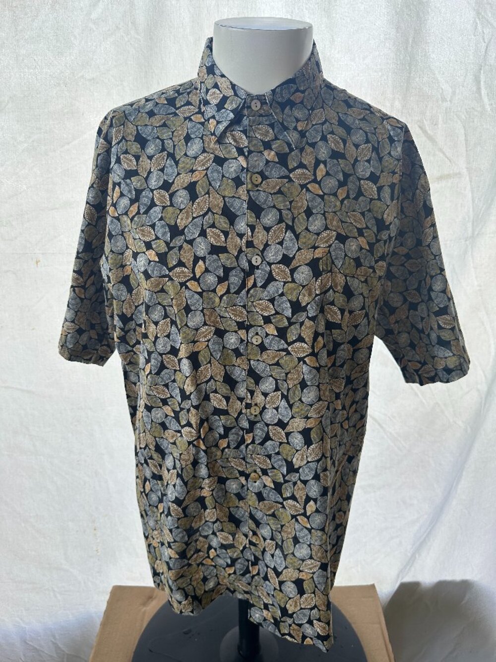 Tori Richard Men's Sea Shell Pattern Black Blue Brown Hawaiian Shirt Size Medium